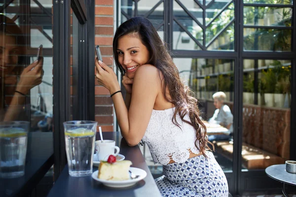 Mujer sonriente usando el teléfono móvil — Foto de Stock