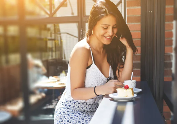 Mujer encantadora hablando por teléfono celular — Foto de Stock