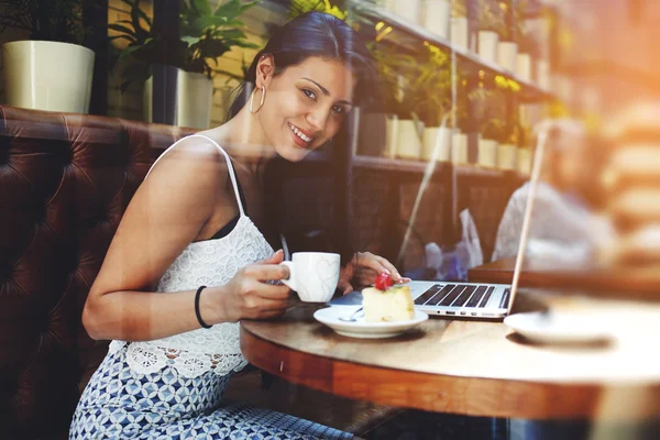 Frau arbeitet im Café an ihrem Laptop — Stockfoto