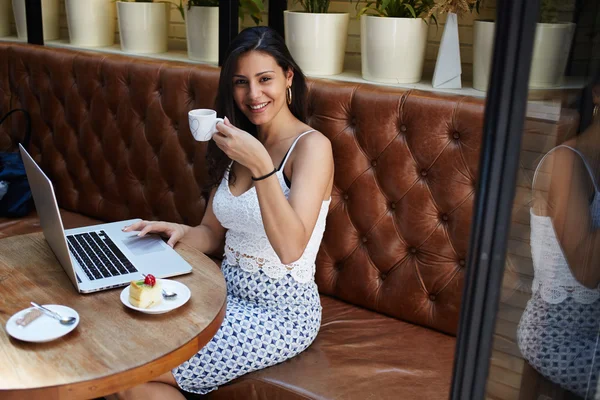 Kvinna som håller kopp kaffe — Stockfoto