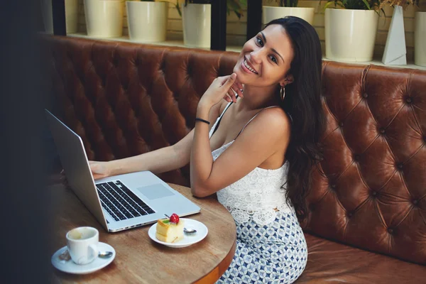 Donna che lavora sul suo computer portatile in caffè — Foto Stock
