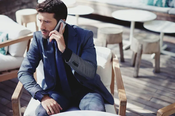 Handsome businessman talking on smart phone — Stock Photo, Image