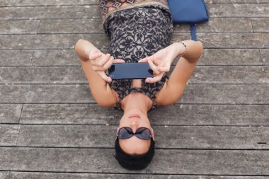 Kadın portresi akıllı telefon ile yapma