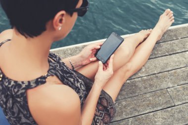 Akıllı telefon kullanarak eller