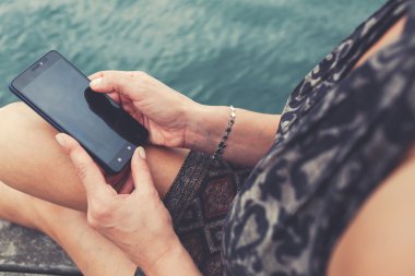 Akıllı telefon kullanarak eller
