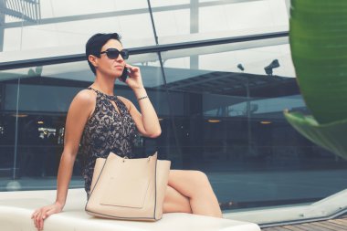 Cep telefonu üzerinde konuşurken şık iş kadını