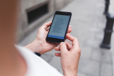 Cep telefon tutan eller
