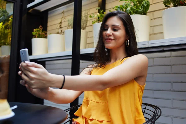 Beautiful woman making self portrait — Stock Photo, Image