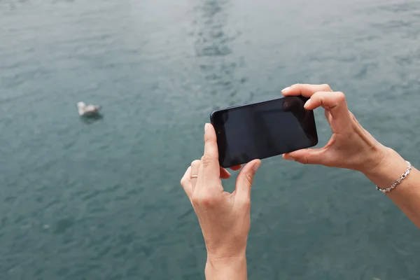 Female photographing sea view — Φωτογραφία Αρχείου