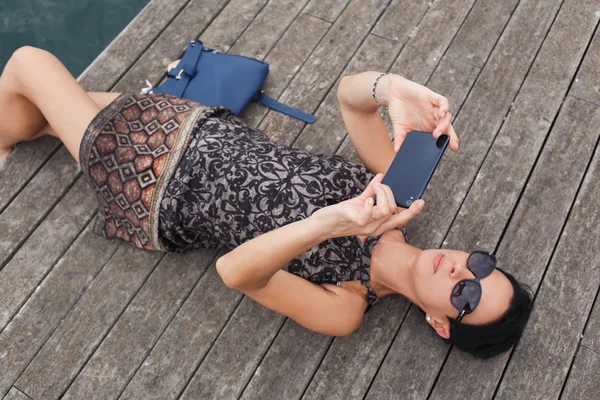 Mujer haciendo foto con teléfono inteligente — Foto de Stock