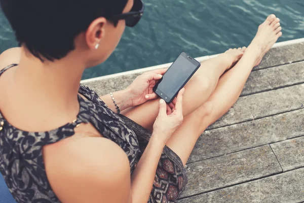 Hembra manos usando el teléfono inteligente — Foto de Stock