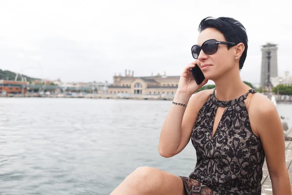Elegante vrouw praten op mobiele telefoon — Stockfoto