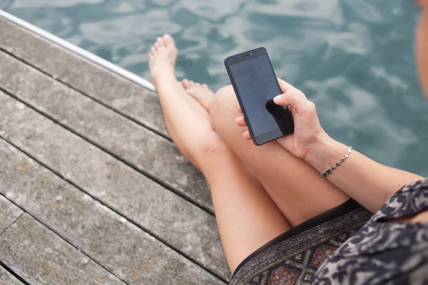 Mujer usando teléfono inteligente — Foto de Stock