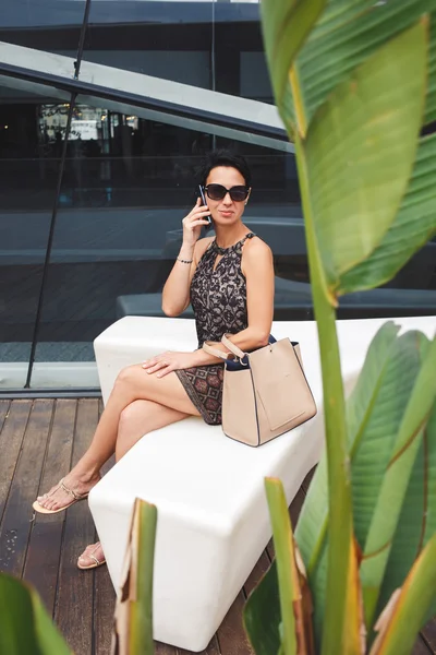 Елегантна бізнес-леді розмовляє по мобільному телефону — стокове фото