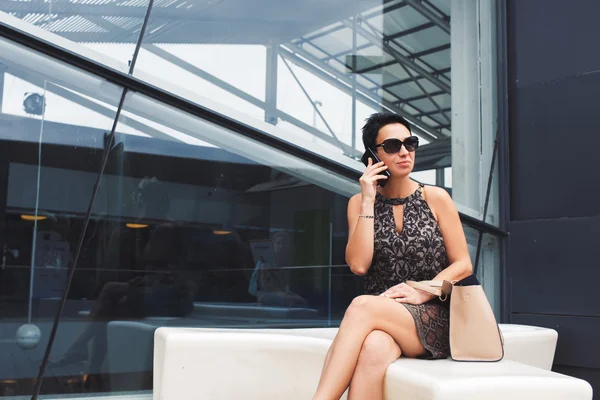 Elegante mujer de negocios hablando por teléfono móvil — Foto de Stock