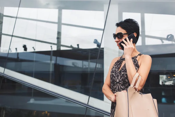 Elegant businesswoman talking on mobile phone — Stock Photo, Image