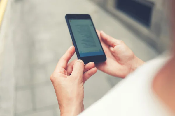 Manos femeninas sosteniendo teléfono celular — Foto de Stock