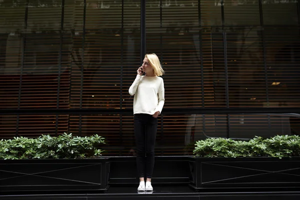 Mujer con estilo hablando en el teléfono inteligente fuera —  Fotos de Stock