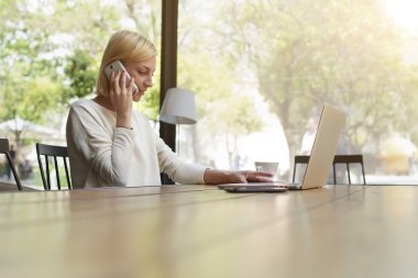 Female entrepreneur at smartphone conversation