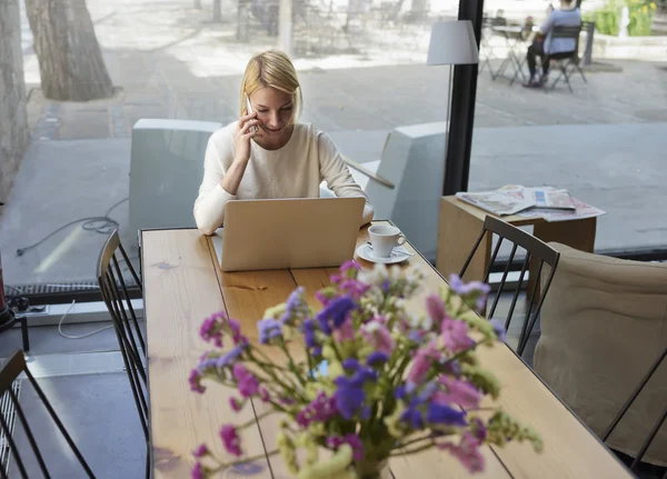 Forretningskvinne med bærbar datamaskin og smarttelefon – stockfoto