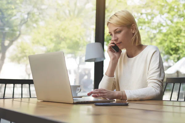 Confident female speaking on mobile phone — Stock Photo, Image