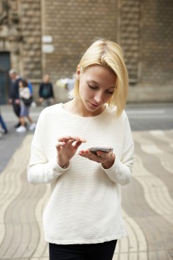Kentsel ortamda Smartphone kullanan kadın
