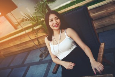 Asyalı kadın bir restoranda açık havada oturan