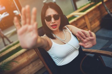 Erkek duygusal resim çekmek reddediyor.