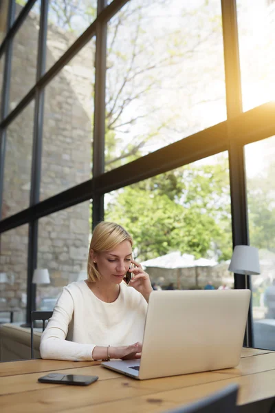 Young businesswoman working on net-book in cafe — 스톡 사진