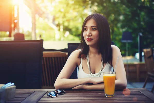 현대적인 카페에 앉아 아시아 여자 — 스톡 사진