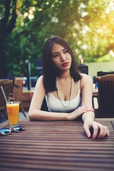 Mulher atraente sentado no café moderno — Fotografia de Stock