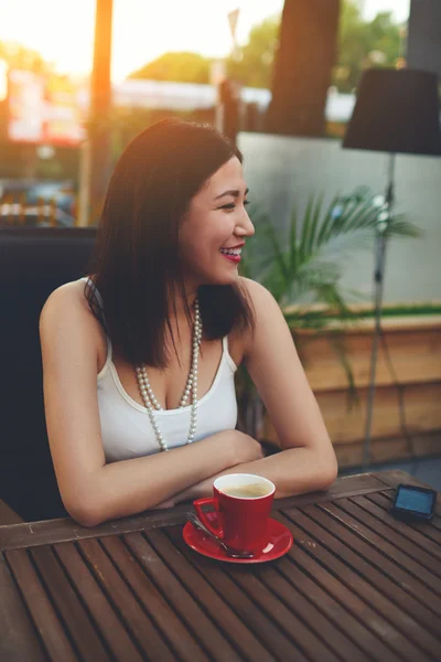 Wanita Asia yang duduk di kafe modern — Stok Foto