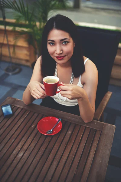 Asiática mujer sentado en moderno café — Foto de Stock