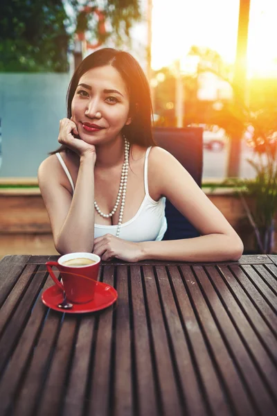 Attractive woman sitting in modern cafe — Stock Photo, Image