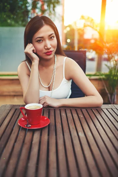 Belle femme assise dans un café moderne — Photo