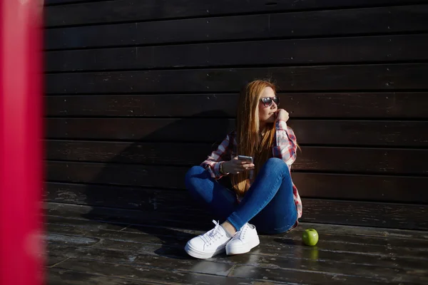 Estudante do sexo feminino usar telefone móvel — Fotografia de Stock