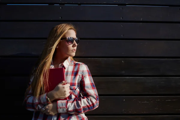 Žena s růžový notebook stojící venku — Stock fotografie