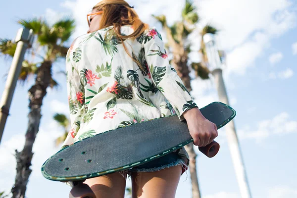 Femme à la mode tenant son longboard — Photo