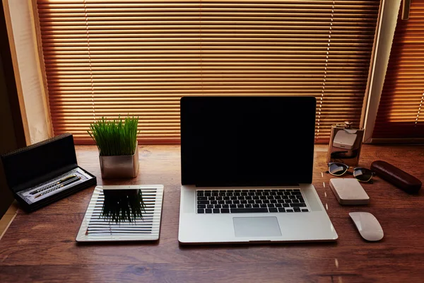 Área de trabalho com acessórios e ferramentas de trabalho — Fotografia de Stock