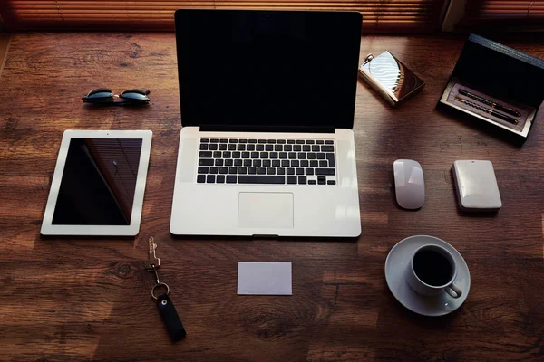 Escritorio con accesorios y herramientas de trabajo — Foto de Stock