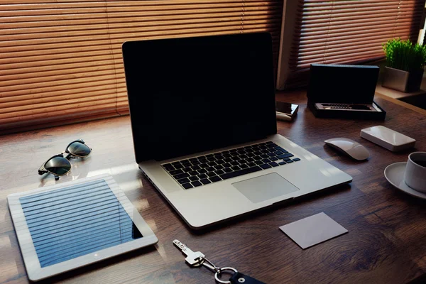 Desktop with accessories and work tools — Stock fotografie
