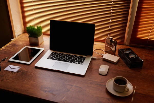 Escritorio con accesorios y herramientas de trabajo — Foto de Stock