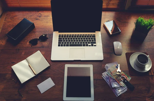 Escritorio con accesorios y herramientas de trabajo — Foto de Stock