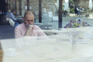 Genç iş adamı dizüstü bilgisayarla çalışıyor