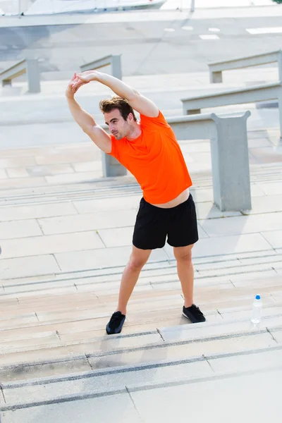 Athletischer Mann dehnt die Muskeln der Hände — Stockfoto