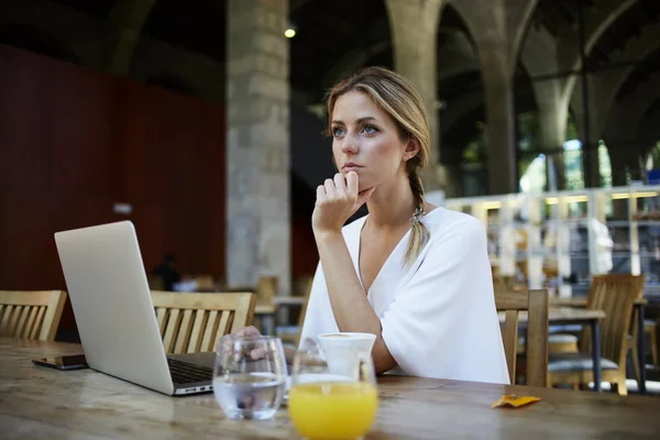Donna che riposa dopo lavoro su computer portatile in caffè — Foto Stock