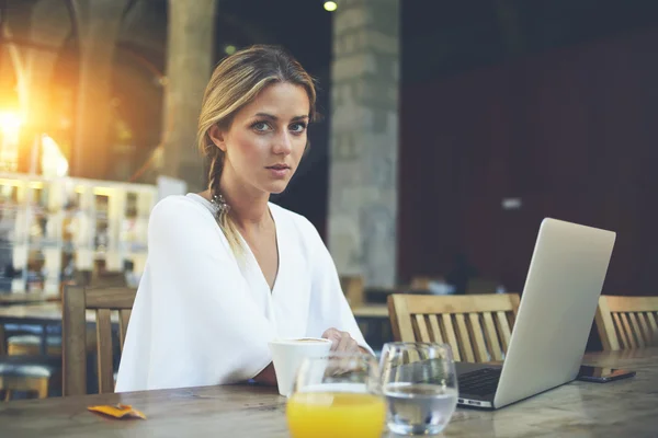 Woman resting after work on laptop in cafe — 图库照片