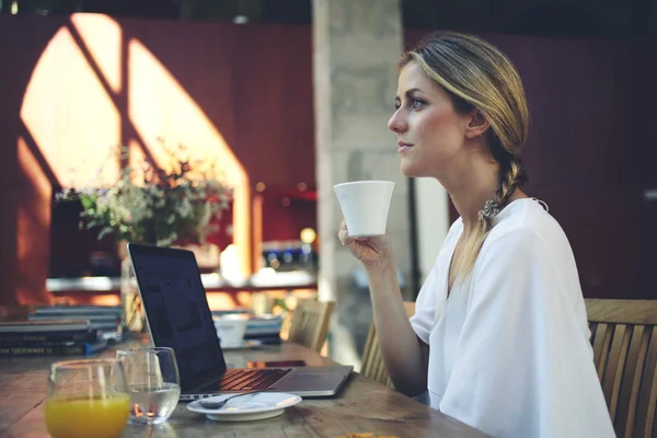 Woman resting after work on laptop in cafe — 图库照片