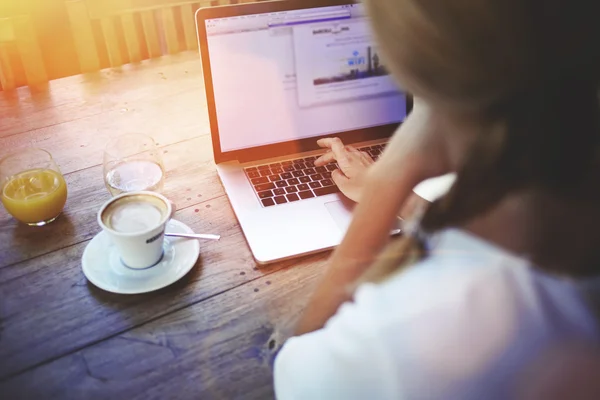 Junge Frau arbeitet an Netzbuch — Stockfoto