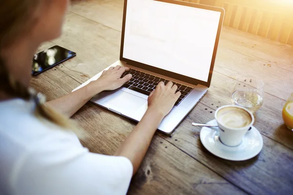 Junge Frau arbeitet an Netzbuch — Stockfoto